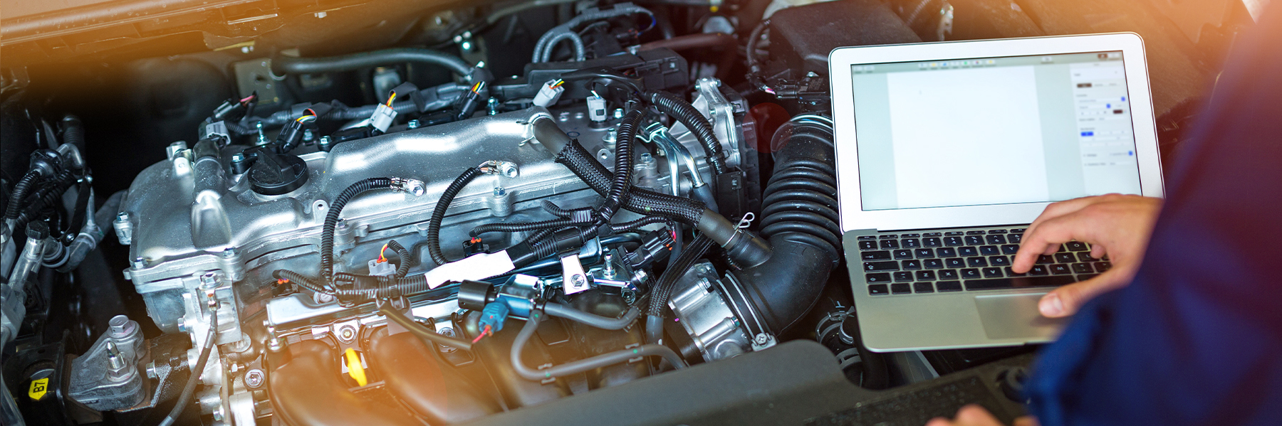 Diagnosetechniker an einer offenen Motorhaube eines Fahrzeuges nimmt Messungen vor. Diagnosetechniker an einer offenen Motorhaube eines Fahrzeuges nimmt Messungen vor.