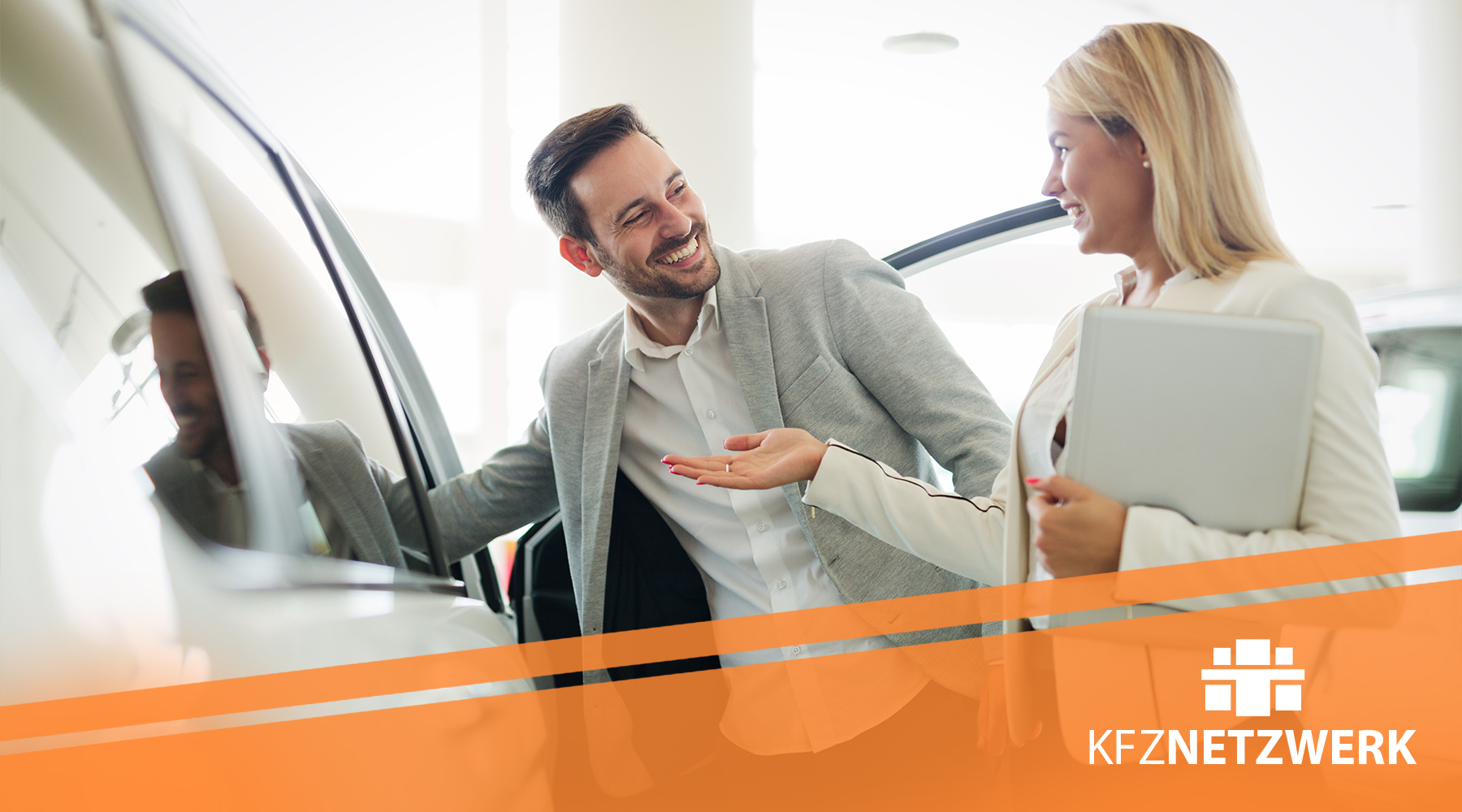 Flottenmanagerin im Autohaus Flottenmanagerin im Autohaus mit einem Kunden, der an einer offenen Autotür steht.