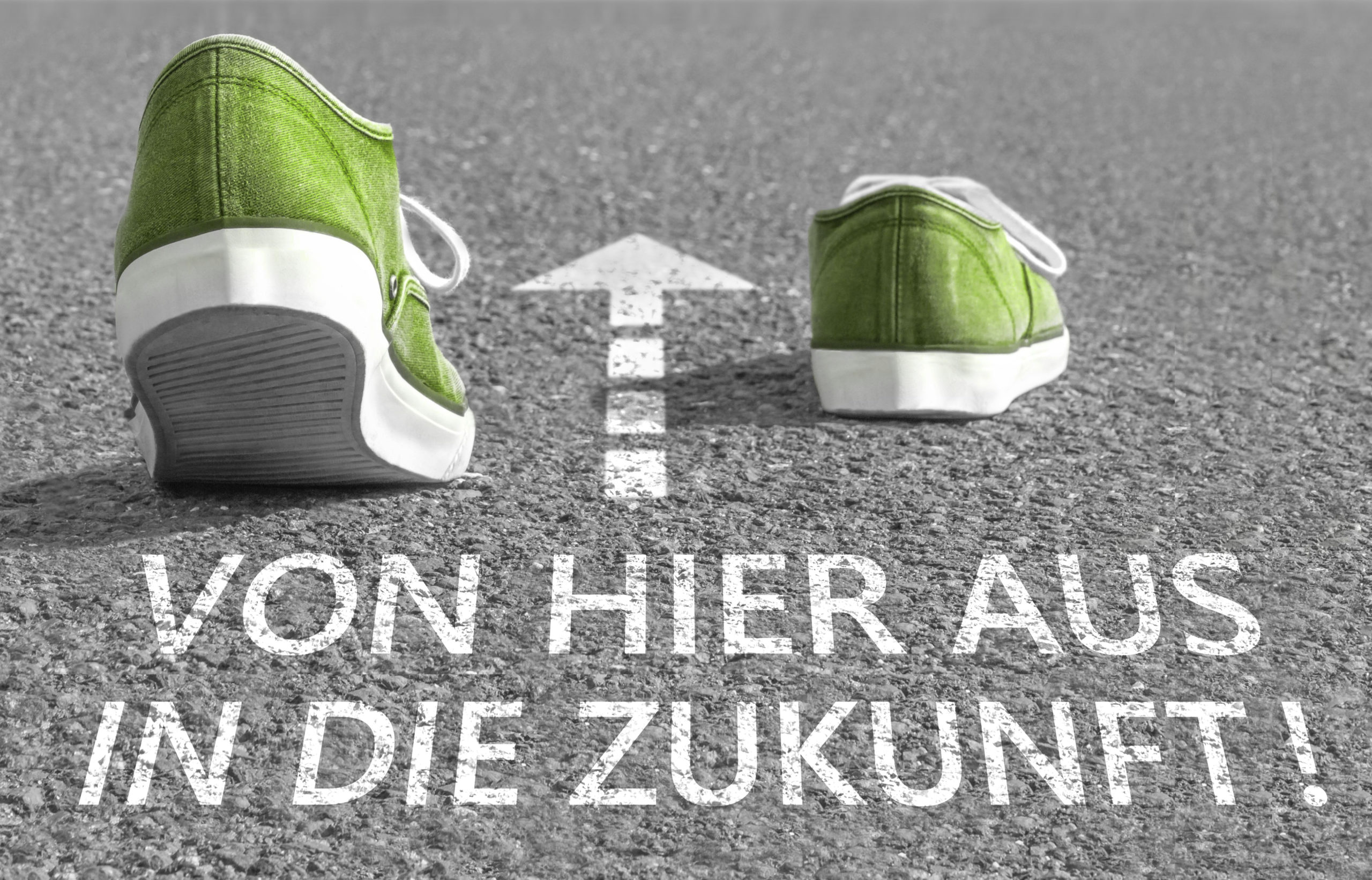 Grüne Schuhe auf grauem Asphalt