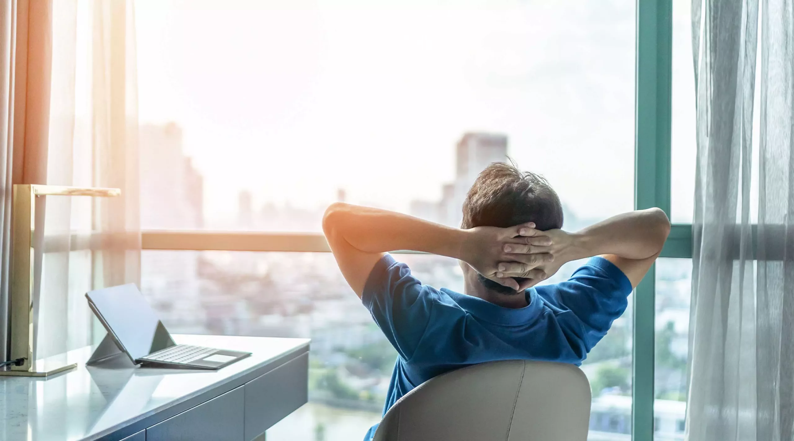 Geschäftsmannes der sich im Büro entspannt Job behalten oder wechseln? Geschäftsmannes der sich im Büro entspannt.