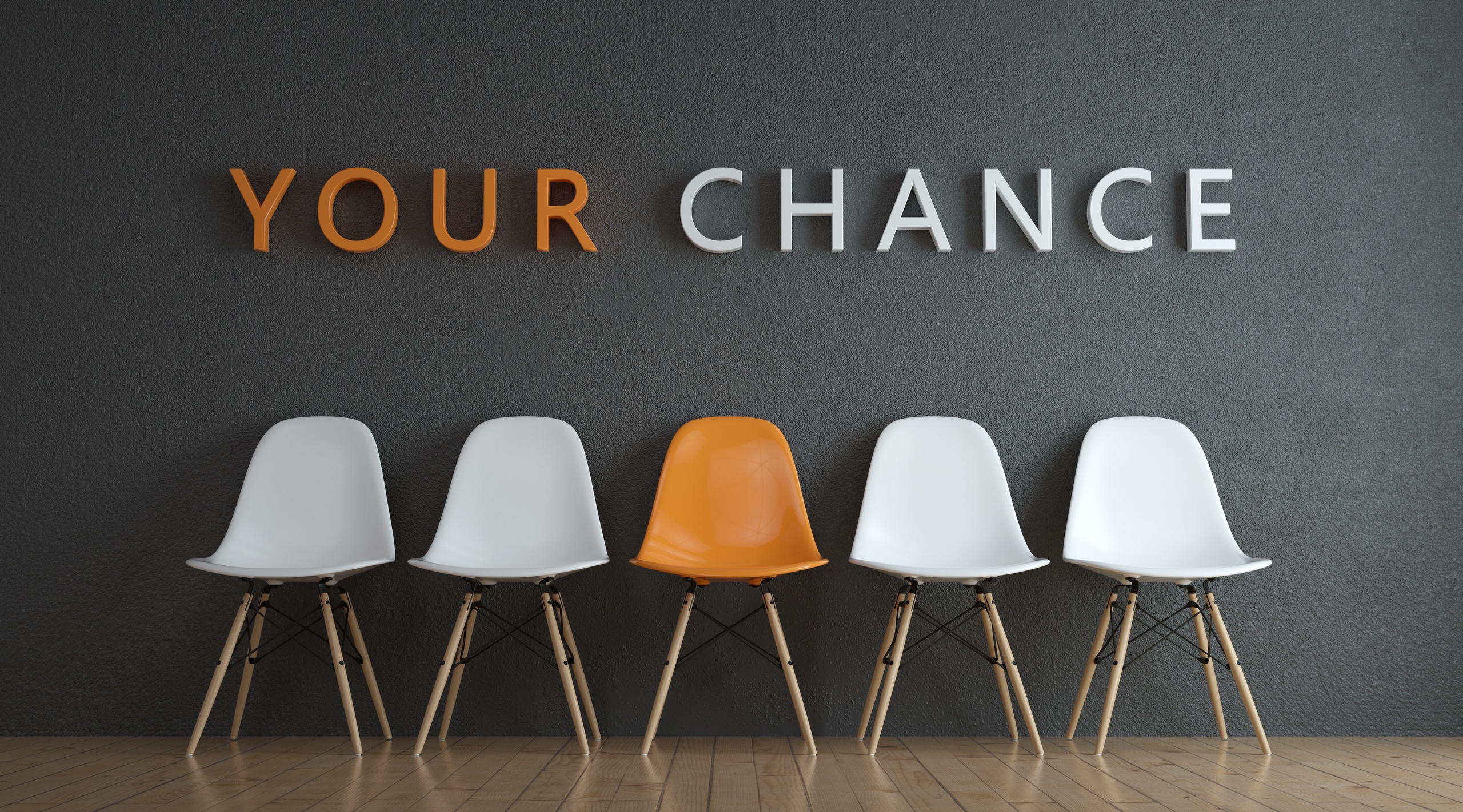 Der Schriftzug „Deine Chance“ steht über vier weißen und einem orangefarbenen Stuhl. Es befindet sich in einem Wartezimmer vor einem Vorstellungsgespräch. Der Schriftzug "Deine Chance" steht über vier weißen und einem orangefarbenen Stuhl. Es befindet sich in einem Wartezimmer vor einem Vorstellungsgespräch.