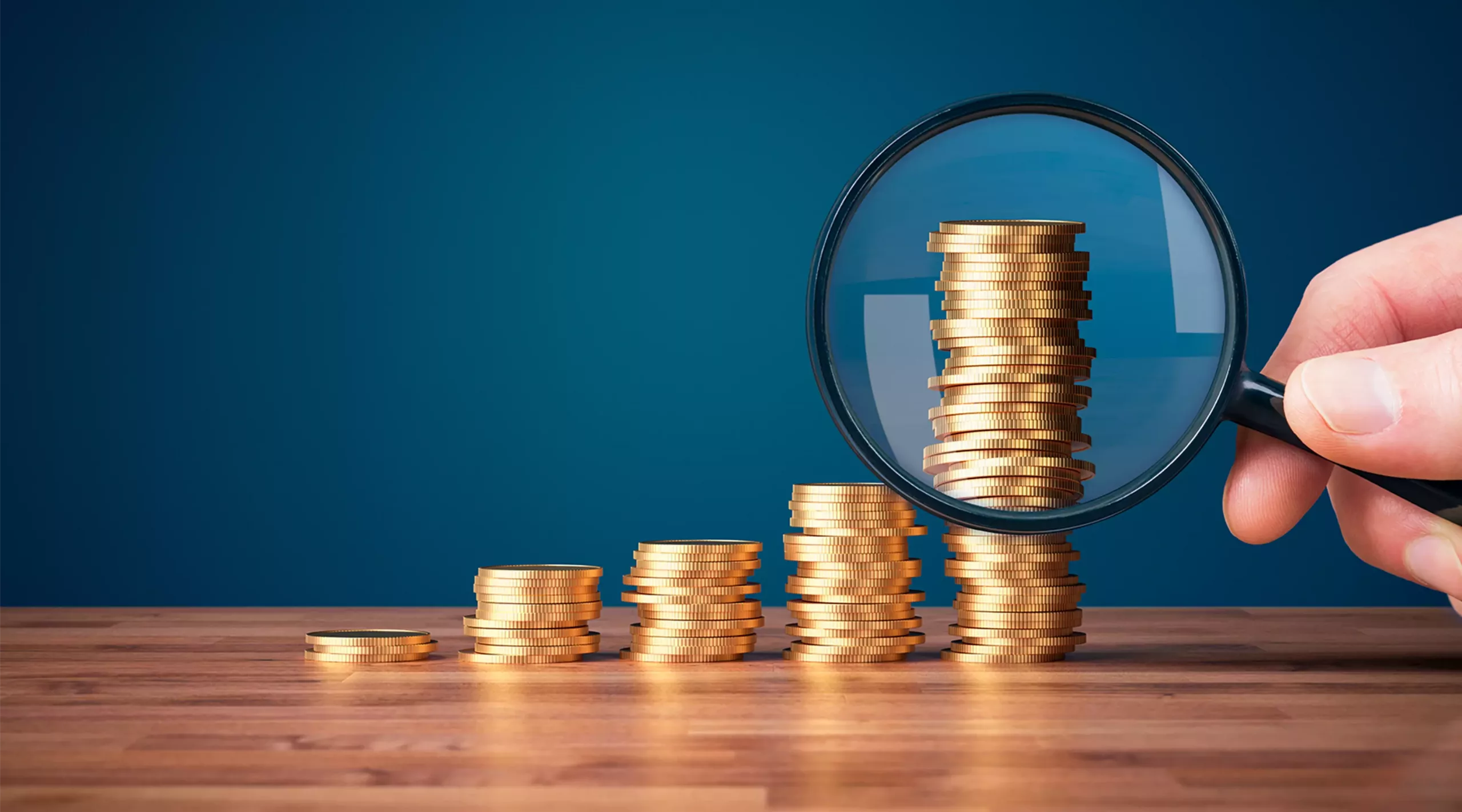Geld macht Geldanlagekonzept Geld macht Geldanlagekonzept - Geld Münzen unter der Lupe