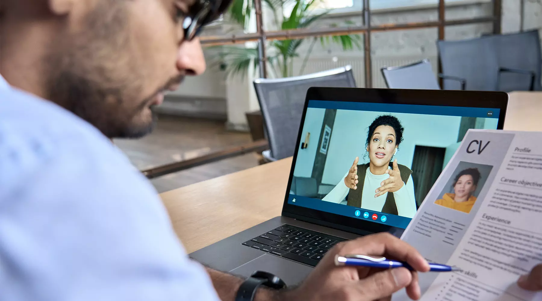 Format des Passbildes auf einem Lebenslauf Mann mit einer Bewerberin im Interview per Video-Call