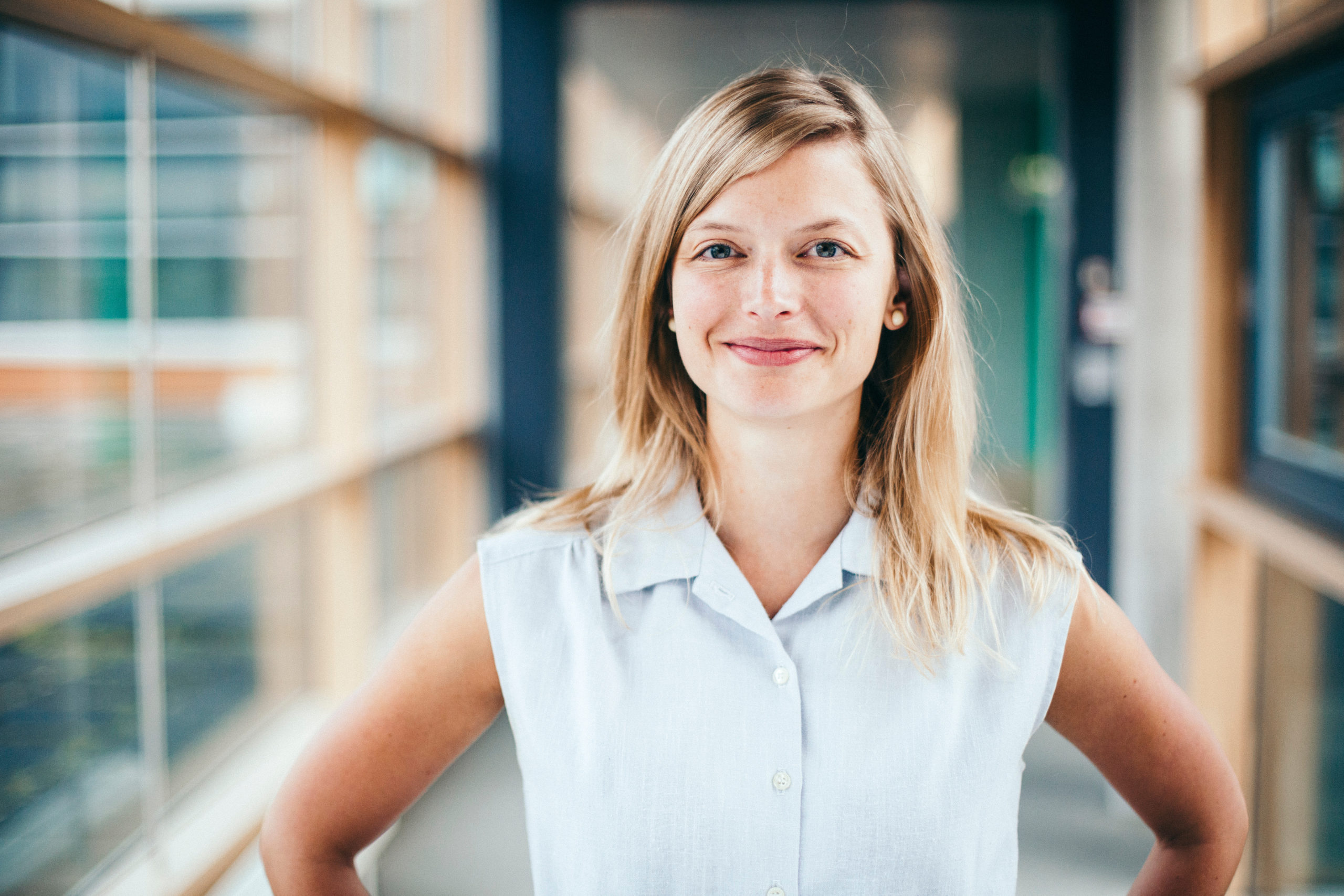 Junge blonde Frau auf Jobsuche
