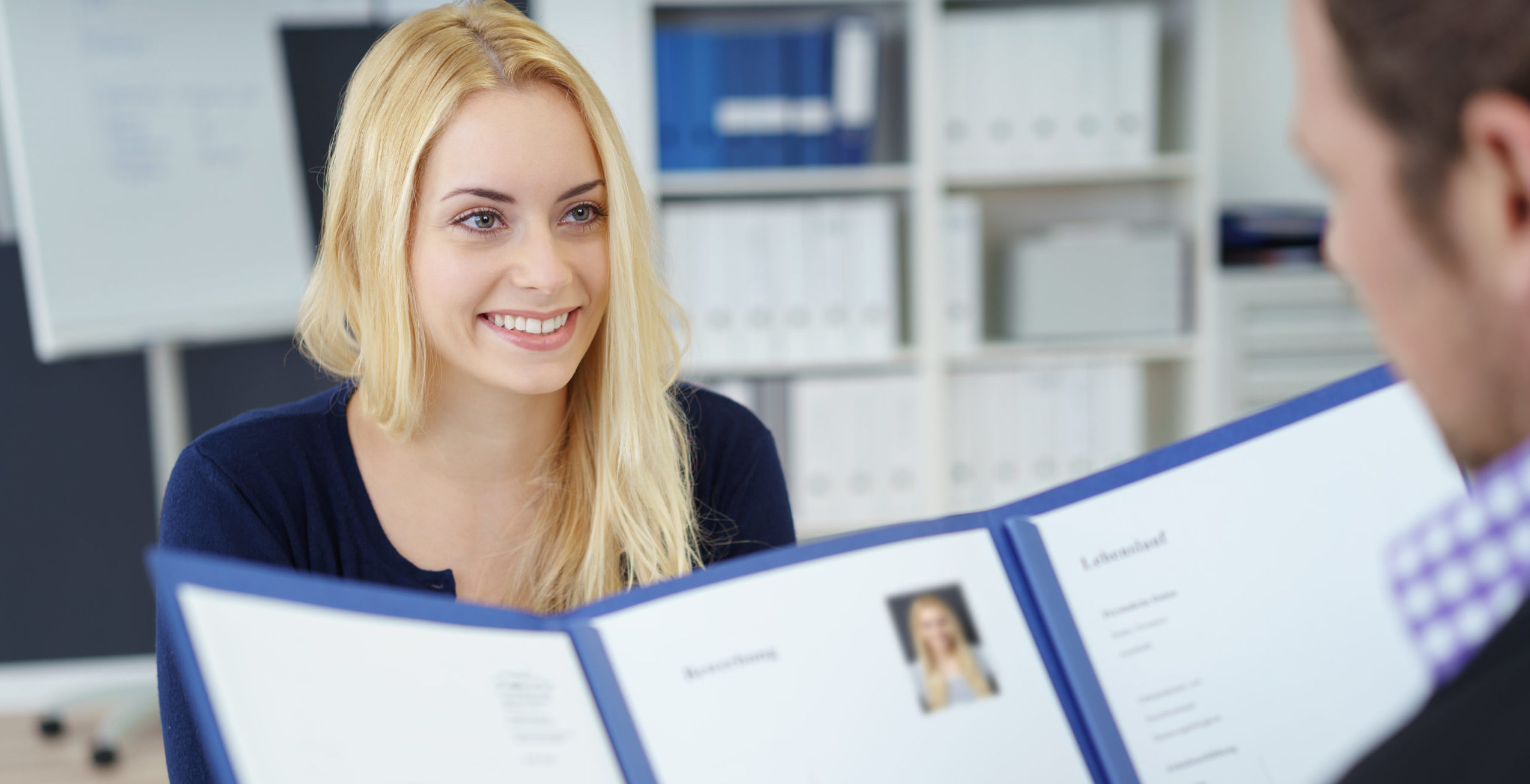 junge frau im bewerbungsgespräch
