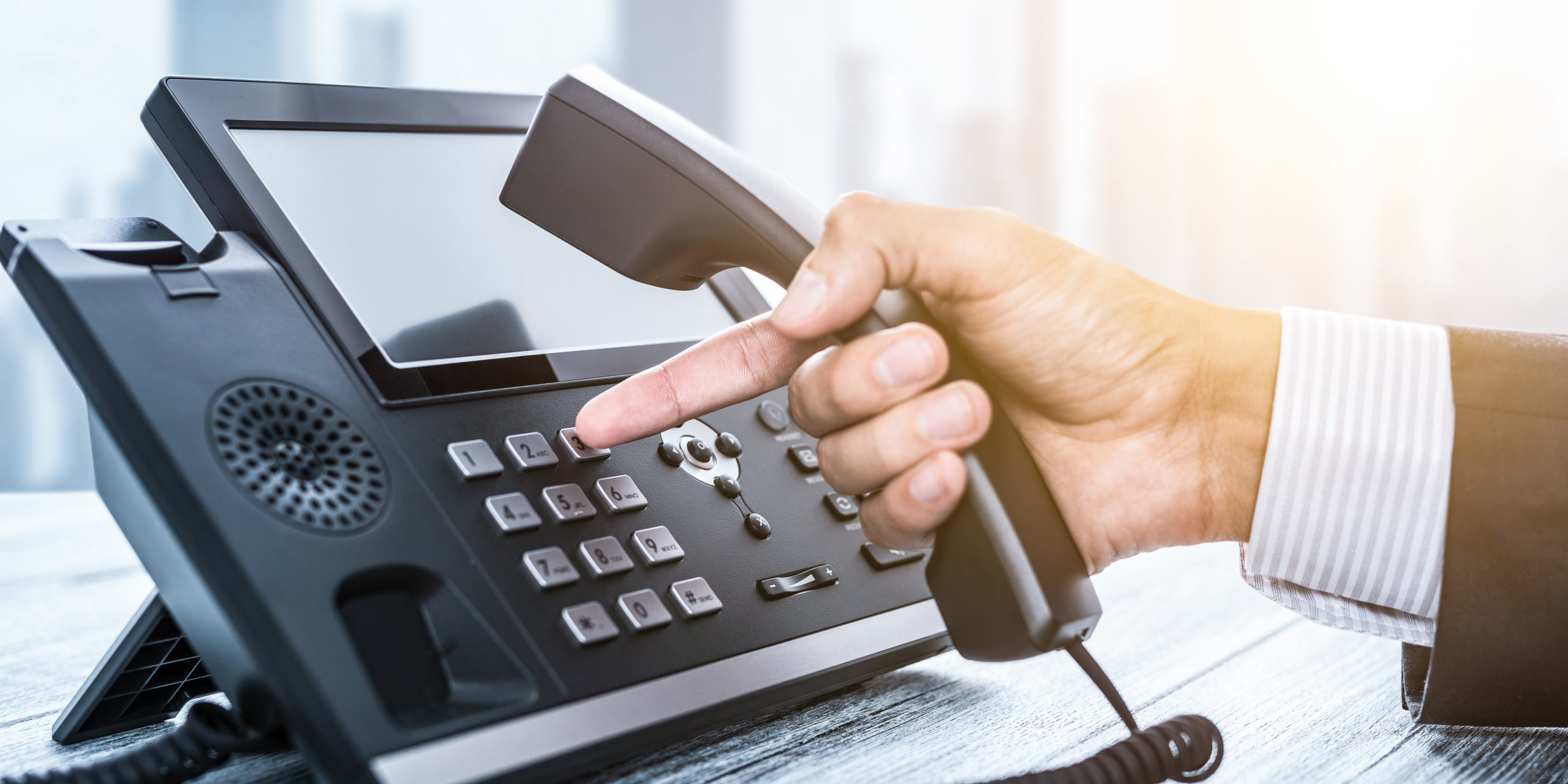 Communication support, call center and customer service help des Eine Person balanciert Münzen auf einer Wippe